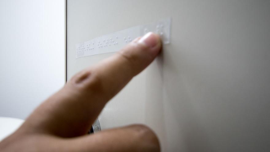 Sinalização acessível em braille